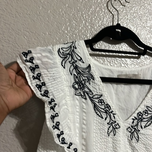 LOFT Women's White Blouse embroidered floral Size Large - Picture 9 of 9